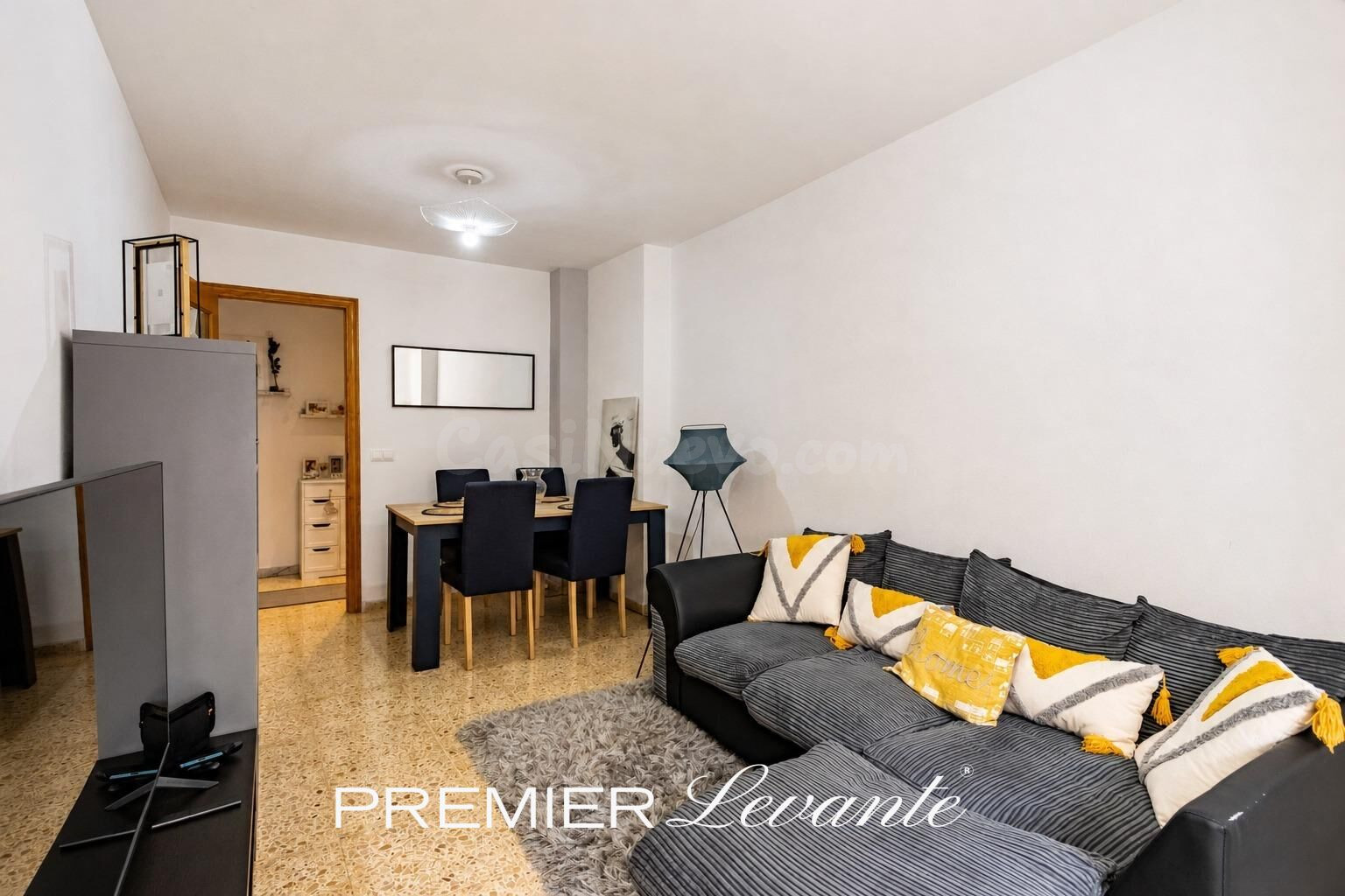 PISO LUMINOSO CON TERRAZA, 3 DORMITORIOS Y 2 BAÑOS – 210.000 € - foto 5