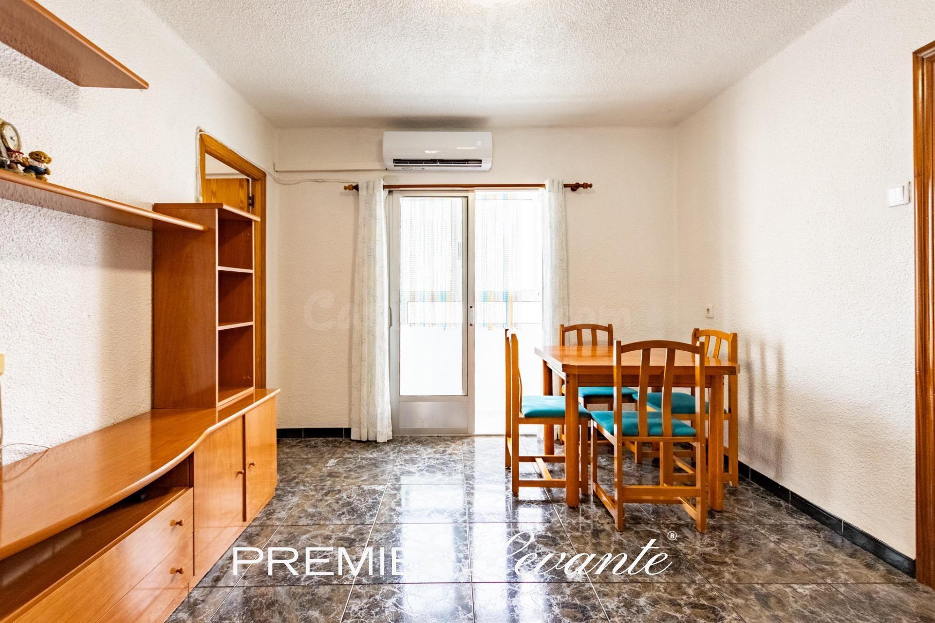 Piso de 3 dormitorios con cocina equipada y galería en Elda