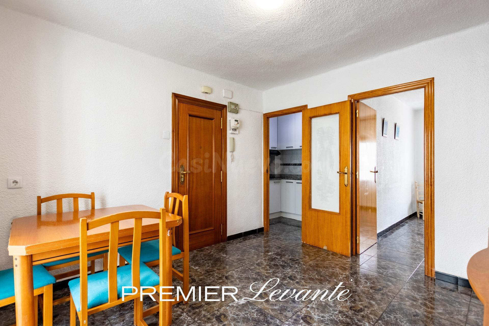 Piso de 3 dormitorios con cocina equipada y galería en Elda - foto 3