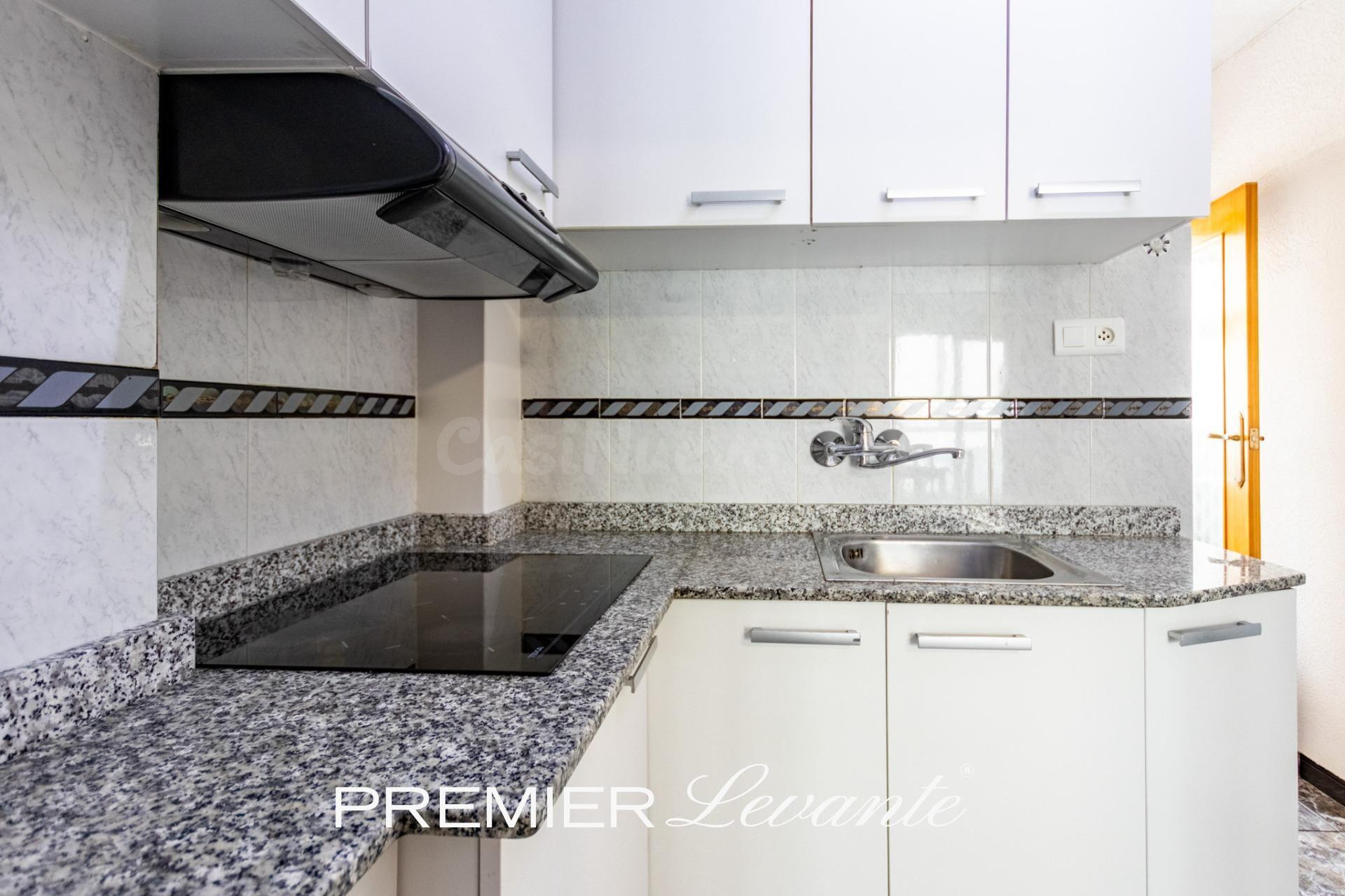 Piso de 3 dormitorios con cocina equipada y galería en Elda - foto 4