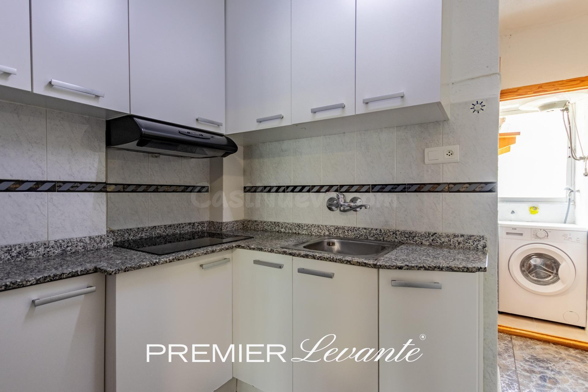 Piso de 3 dormitorios con cocina equipada y galería en Elda - foto 5