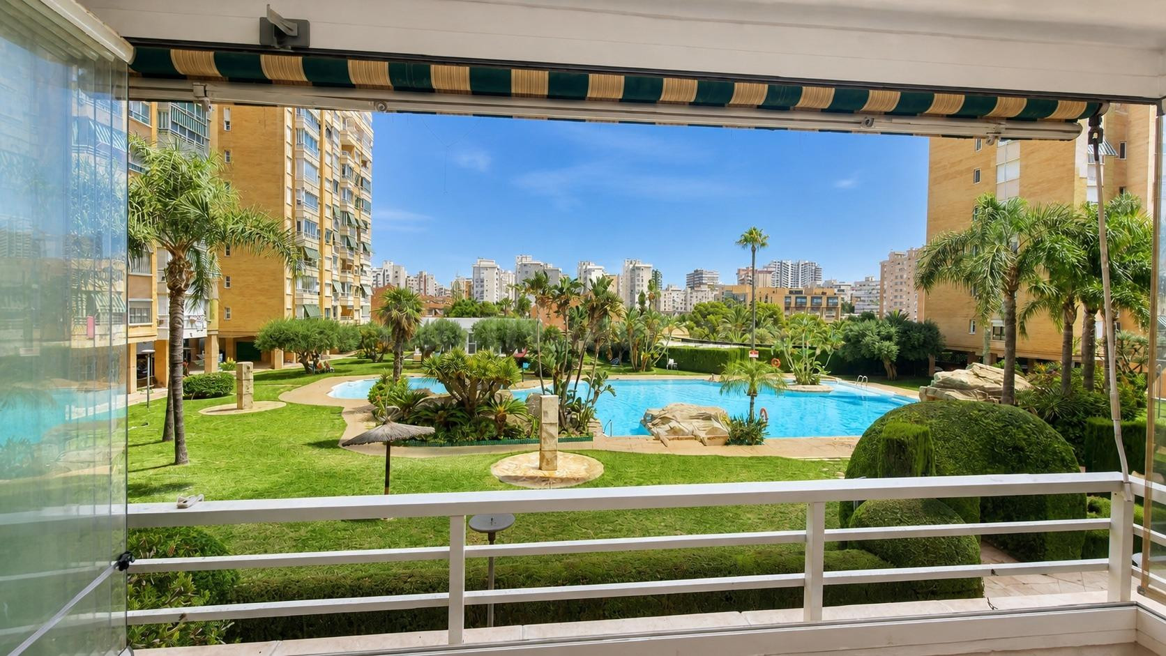 Piso de 3 dormitorios con terraza y completa urbanización en Playa de San Juan
