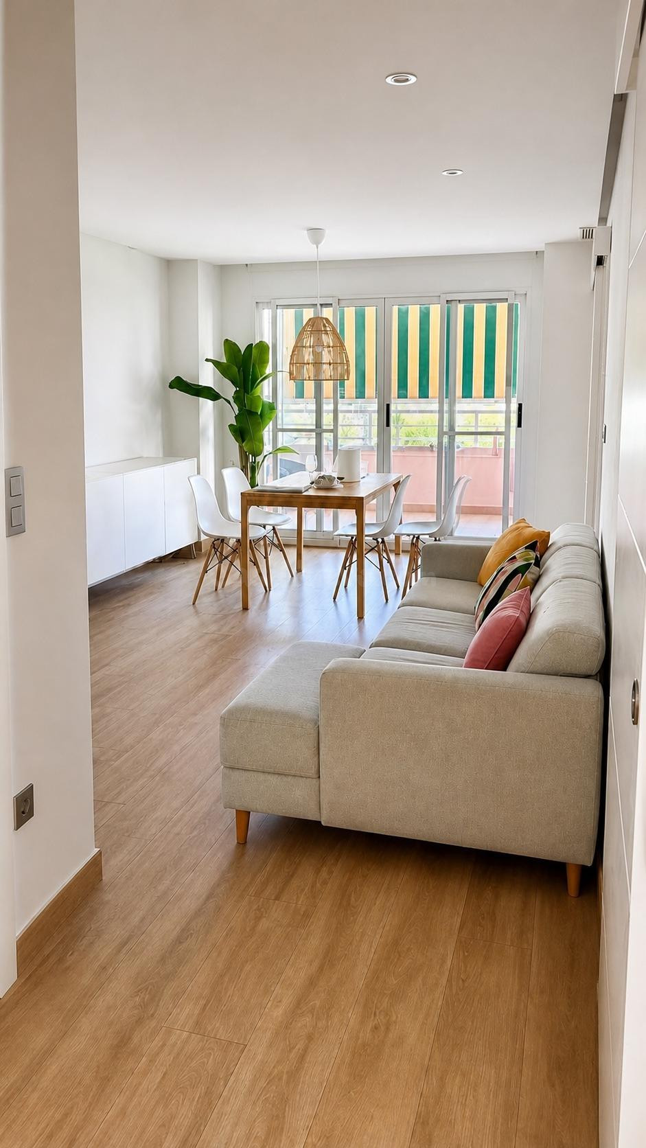 Piso de 3 dormitorios con terraza y completa urbanización en Playa de San Juan - foto 3