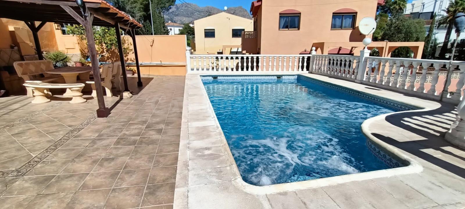 CHALET INDEPENDIENTE CON DOS VIVIENDAS EN LA NUCIA - foto 2