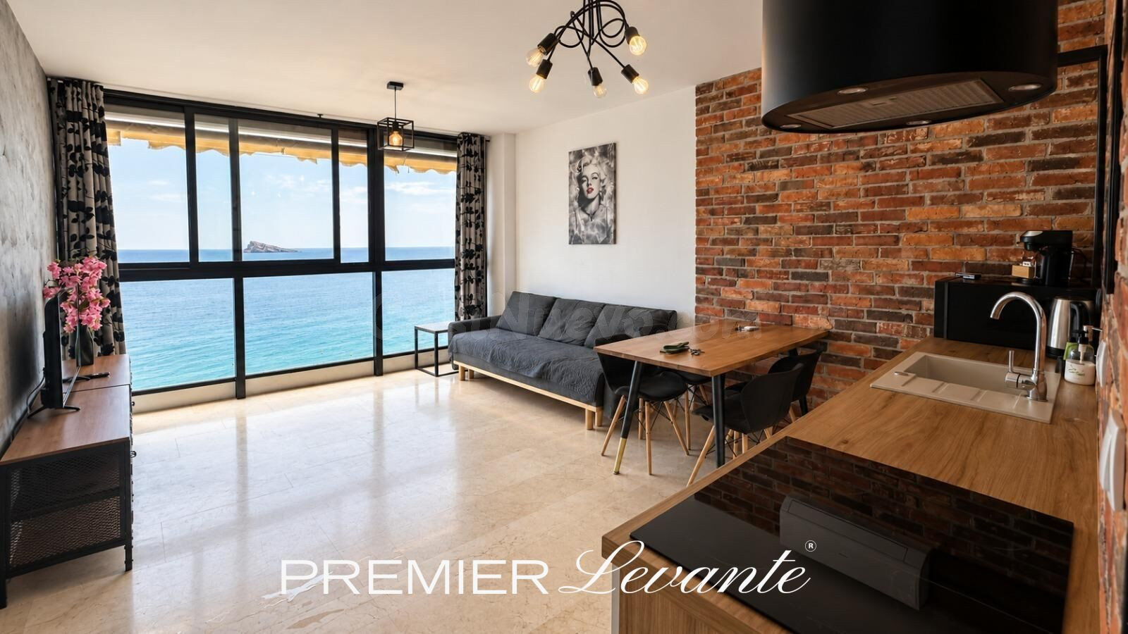 APARTAMENTO REFORMADO CON VISTAS AL MAR EN LA PLAYA DE LEVAN