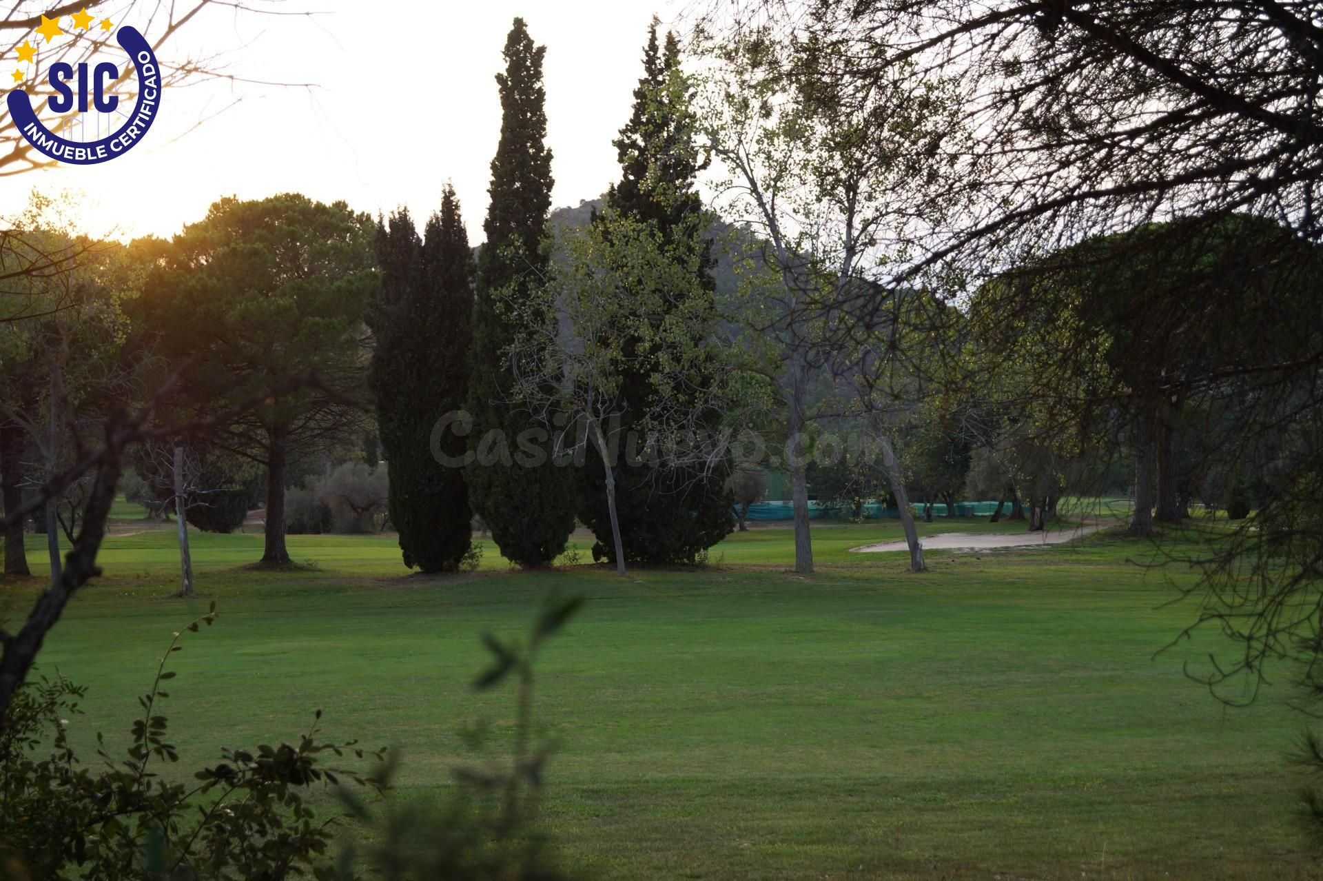 EXCELENTE PARCELA ESQUINERA EN PRIMERA LINEA DE GOLF, TU NUE - foto 4