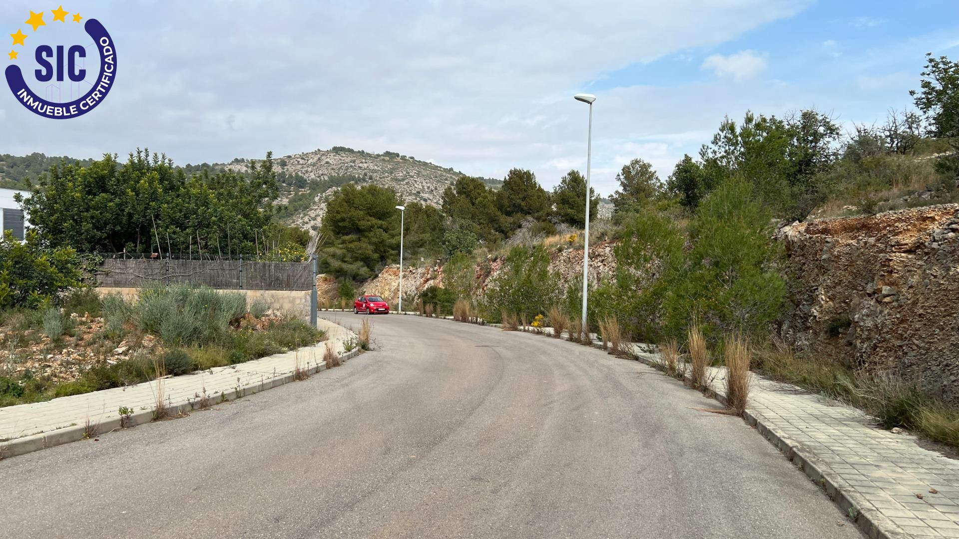 EXCELENTE PARCELA URBANA CON VISTAS DESPEJADAS Y BASTANTE PLANA - foto 5