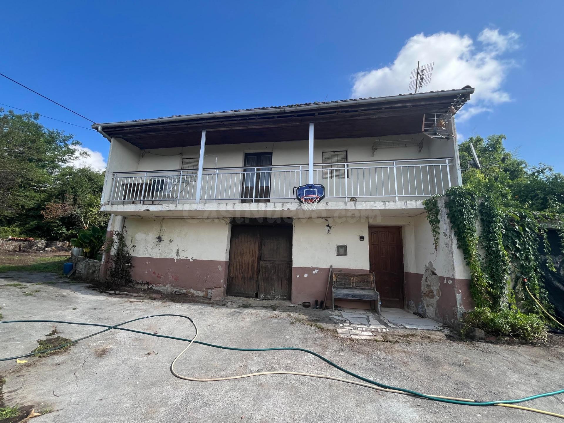 GRAN CASA INDIVIDUAL EN BÁRCENA DE CICERO CON JARDÍN
