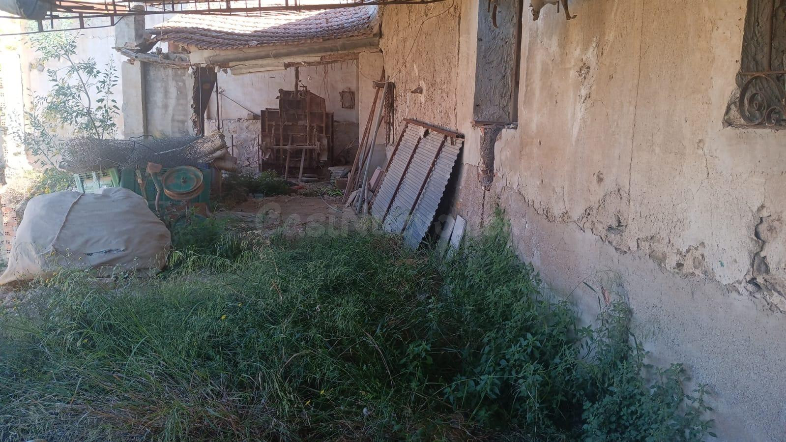 SE VENDE TERRENO CON CASA EN RUINAS