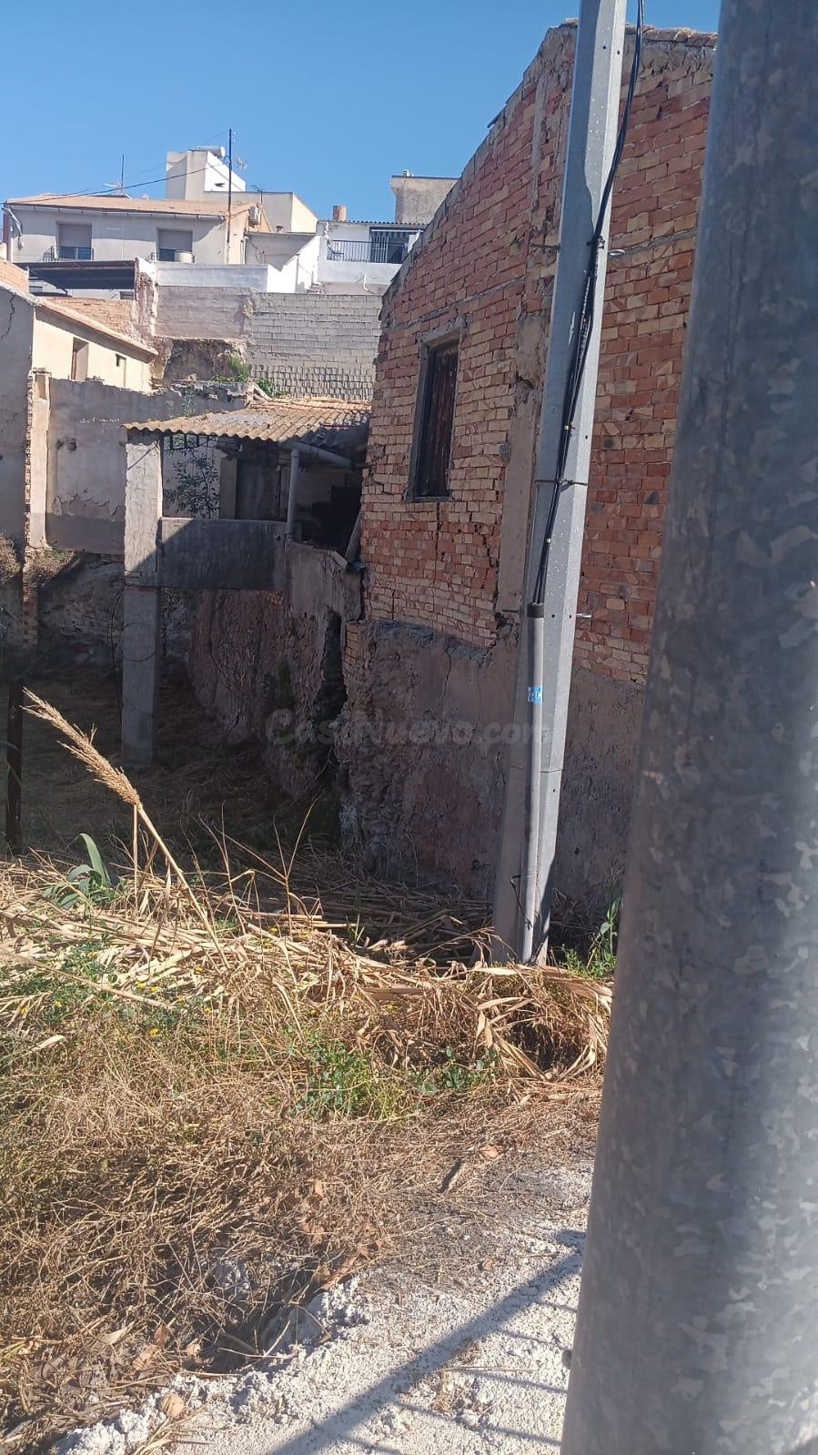 SE VENDE TERRENO CON CASA EN RUINAS - foto 2