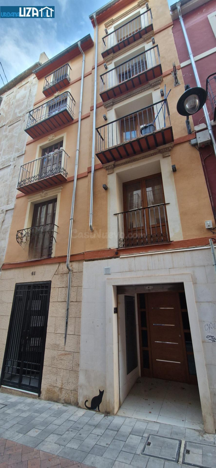 Oportunidad de Inversión: Edificio Reacondicionado a Pasos de la Universidad
