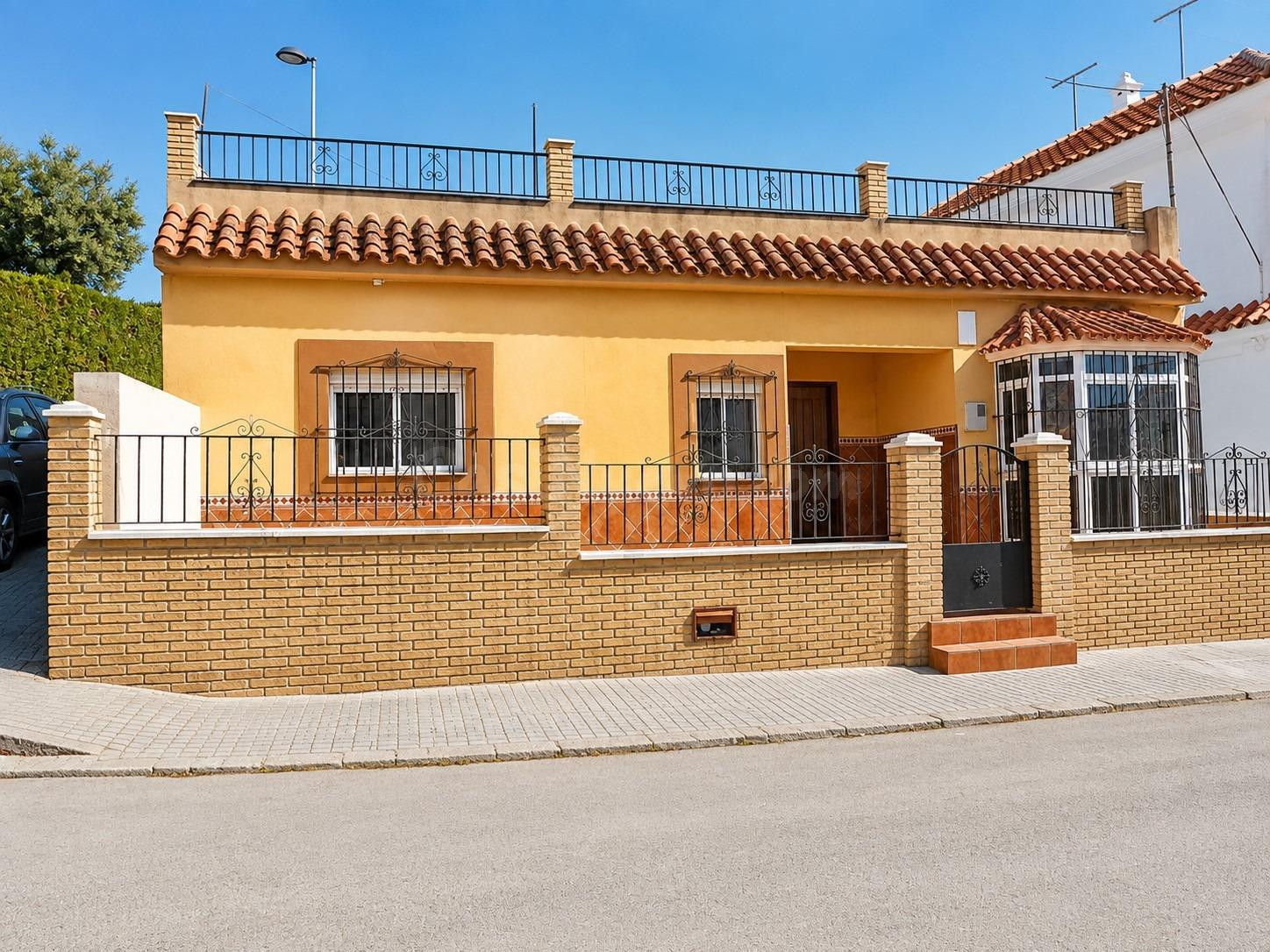 ¡¡¡CASA INDEPENDIENTE EN PLANTA BAJA DE TRES DORMITORIOS CON TERRAZA Y PATIO!!!