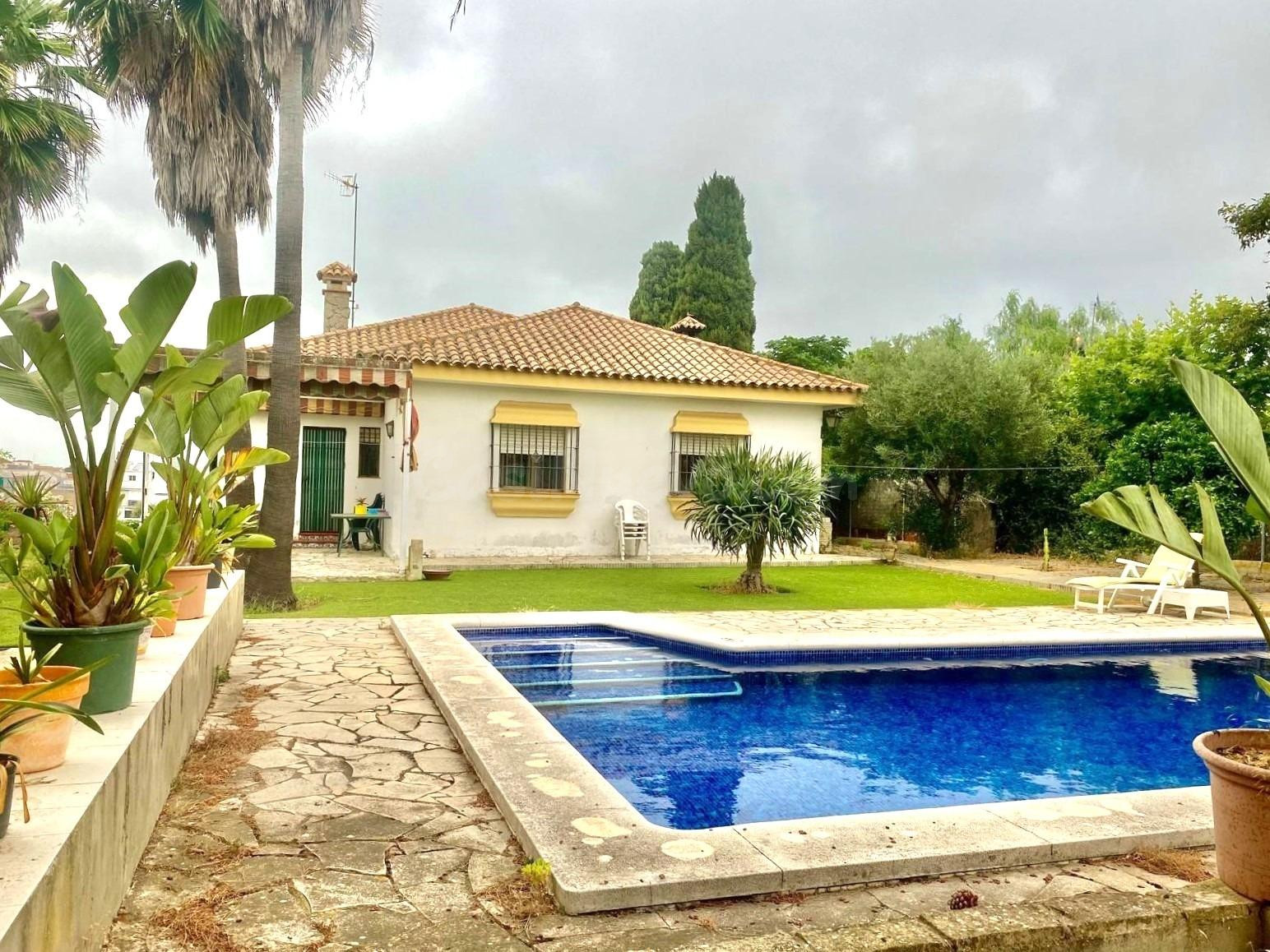 ¡¡¡MAGNÍFICO CHALET CON PISCINA JUNTO AL CENTRO DE SANLÚCAR! - foto 3