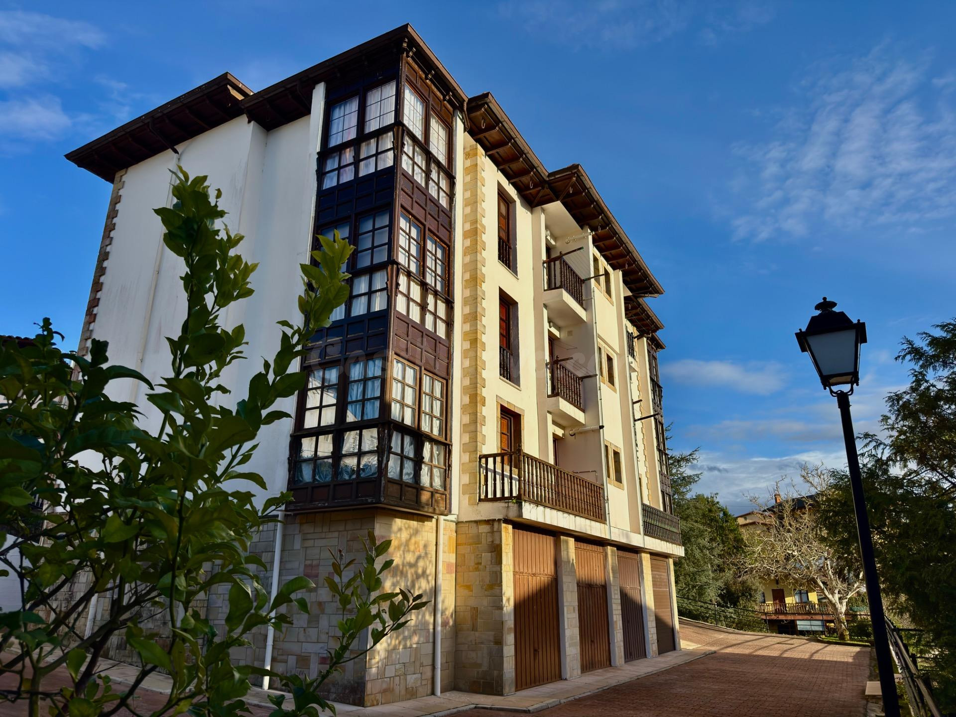 LUMINOSO Y AMPLIO PISO CON TRASTERO EN EL CENTRO DE COMILLAS - foto 2