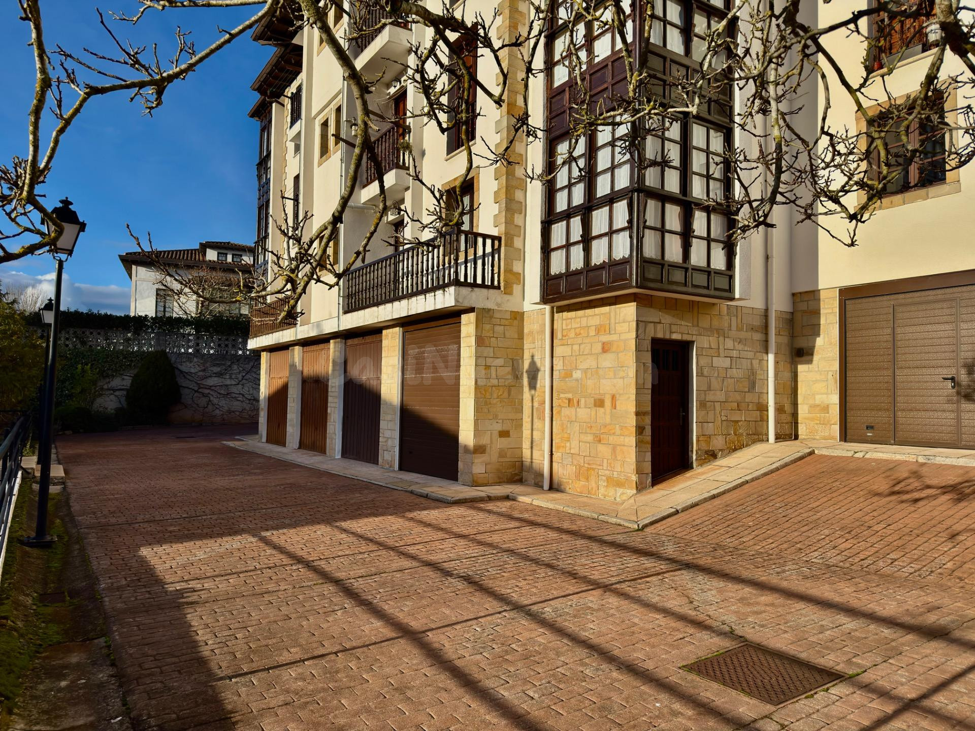LUMINOSO Y AMPLIO PISO CON TRASTERO EN EL CENTRO DE COMILLAS - foto 3
