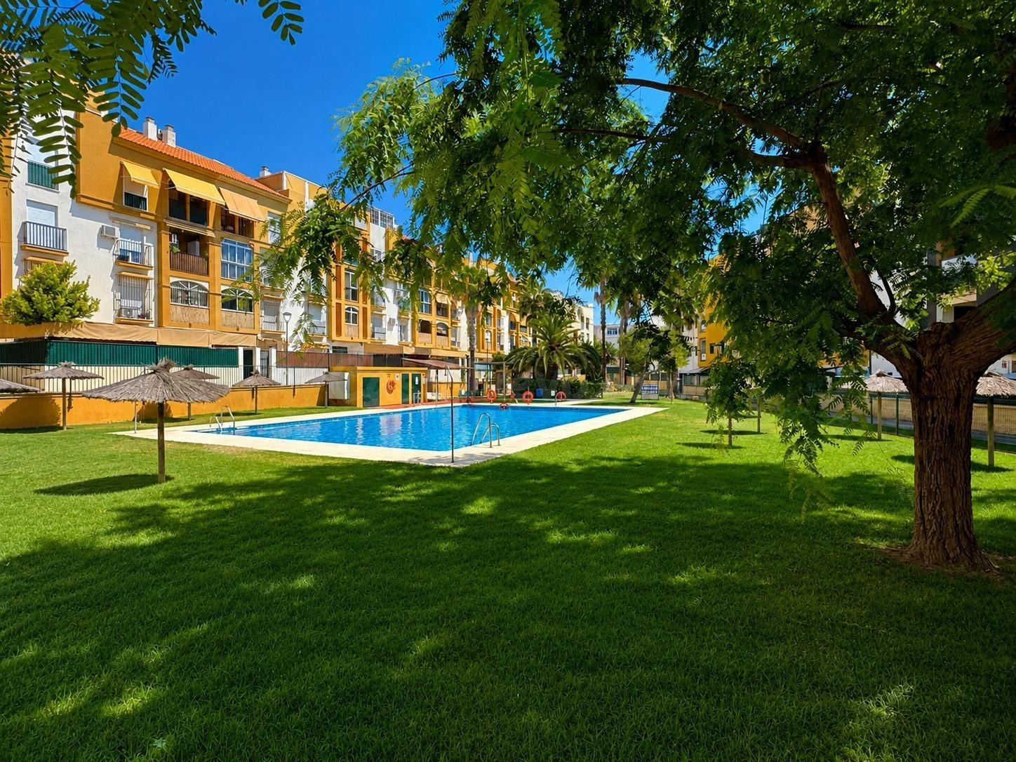 ÁTICO EXCLUSIVO CON PISCINA, TERRAZAS Y JUNTO AL ESTADIO CHAPÍN Y LA UCA