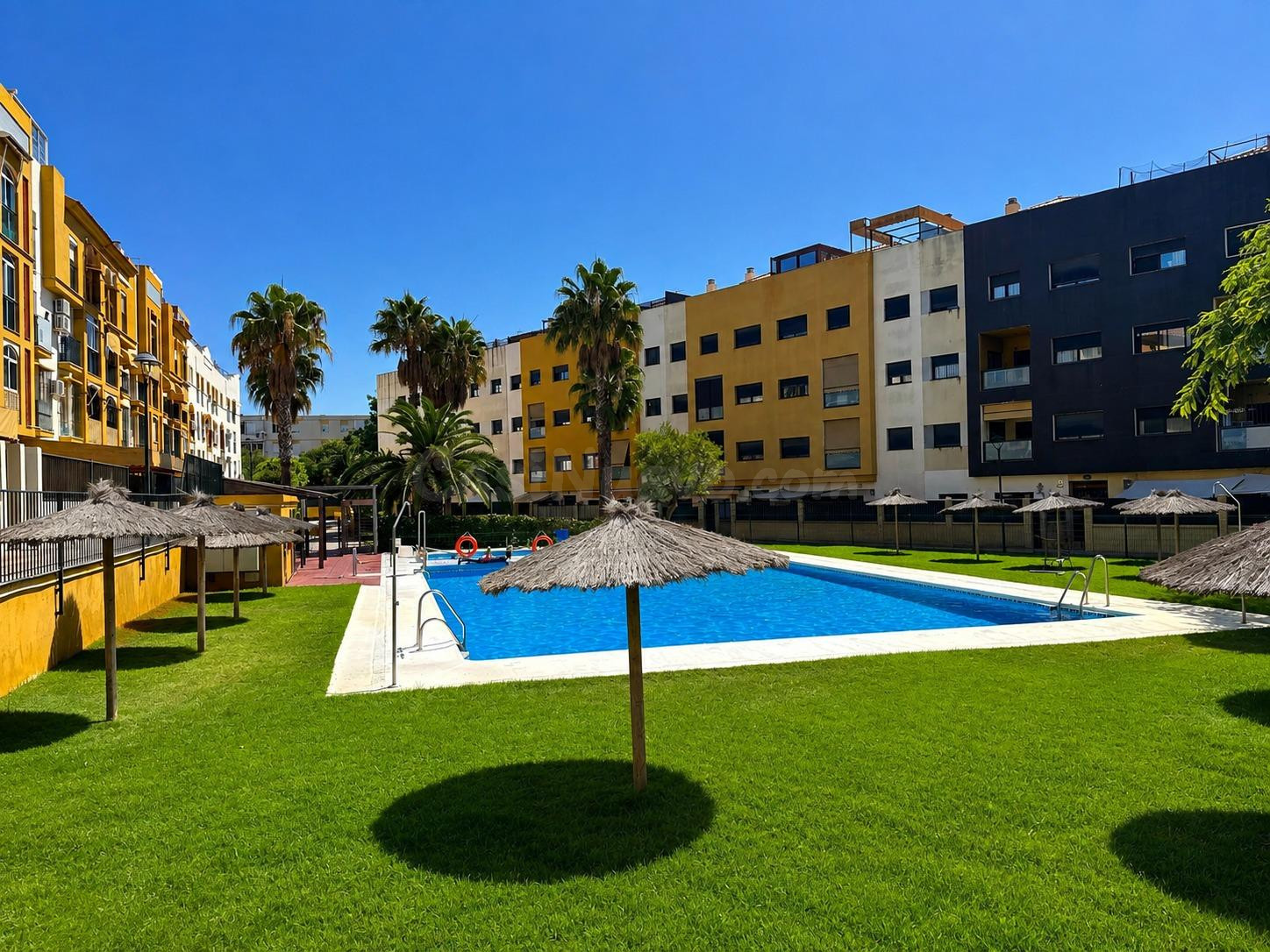 ÁTICO EXCLUSIVO CON PISCINA, TERRAZAS Y JUNTO AL ESTADIO CHAPÍN Y LA UCA - foto 2