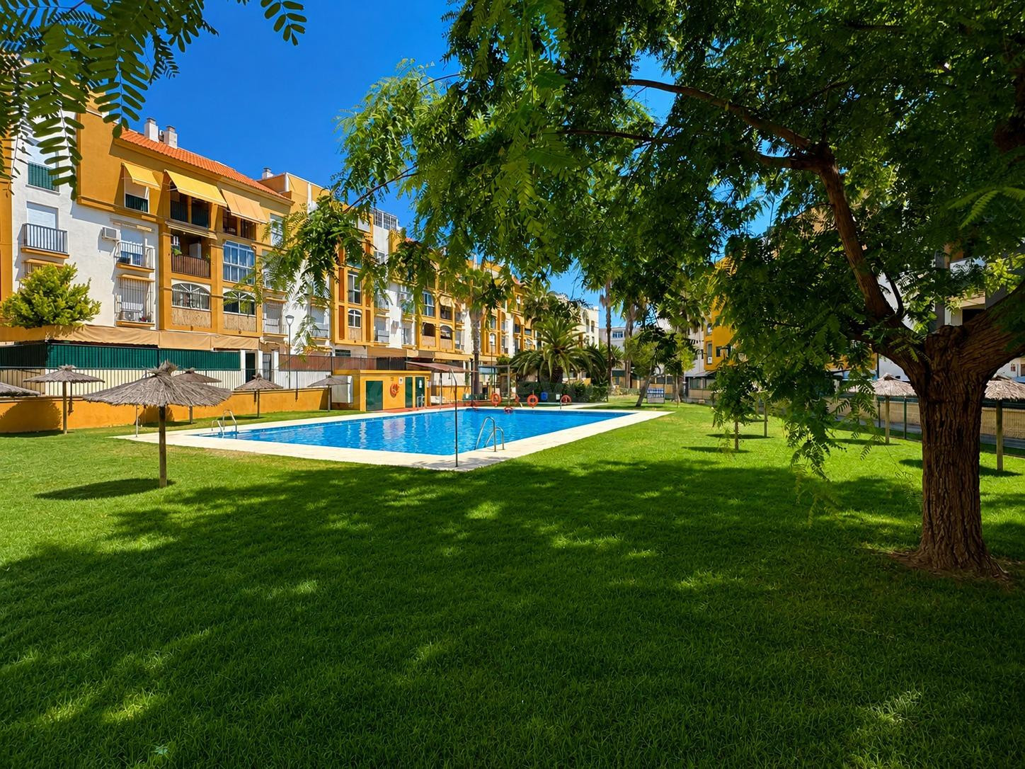 ÁTICO EXCLUSIVO CON PISCINA, TERRAZAS Y JUNTO AL ESTADIO CHAPÍN Y LA UCA - foto 3