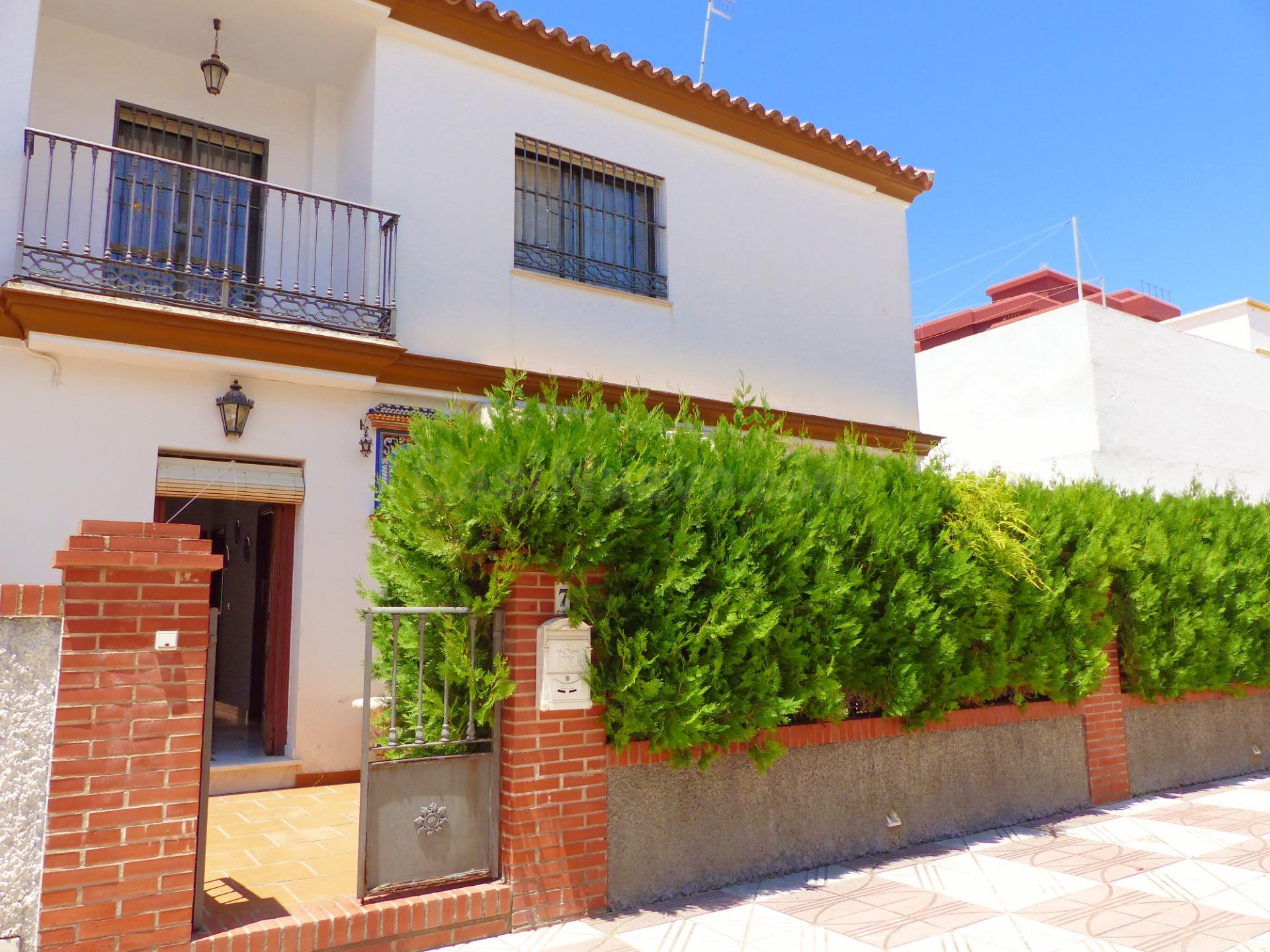 ¡¡¡PRECIOSO CHALET DE CUATRO DORMITORIOS CON GARAJE A 200 ME