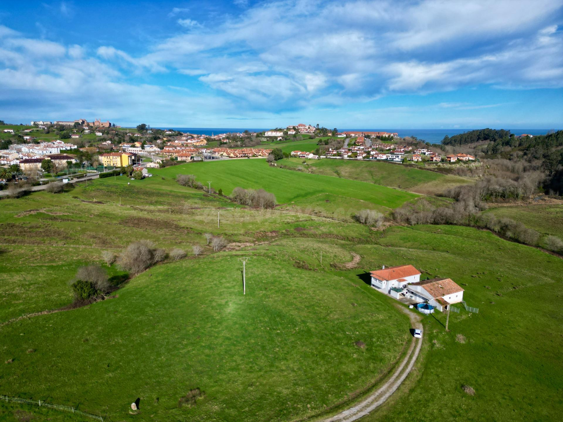 CASA, CUADRA Y TERRENO EN COMILLAS.