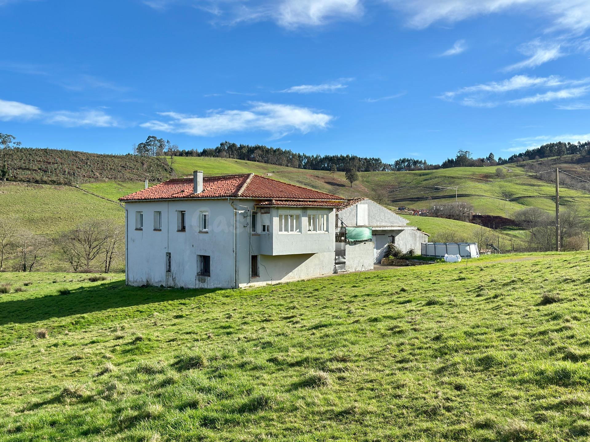 CASA, CUADRA Y TERRENO EN COMILLAS. - foto 2
