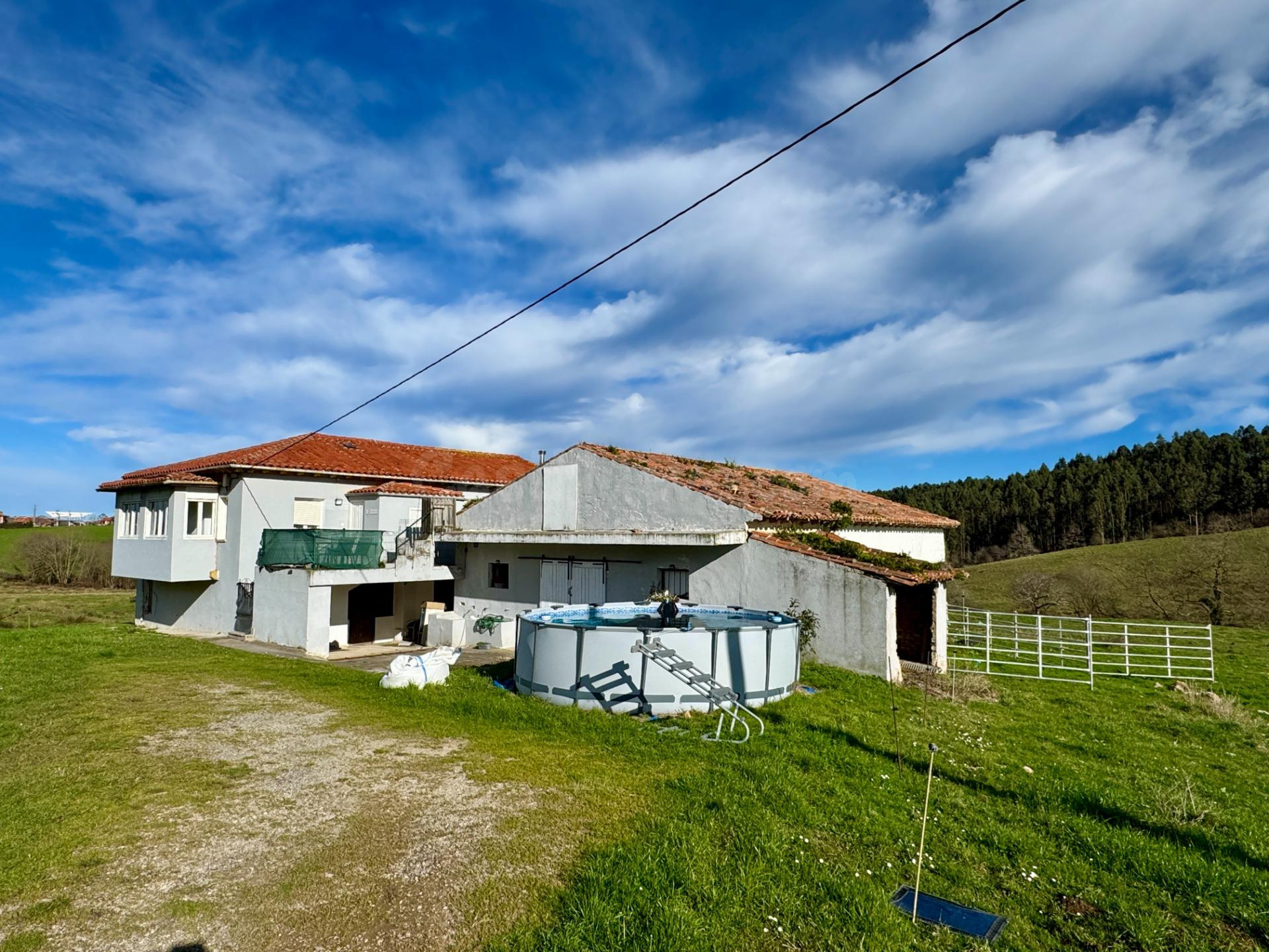 CASA, CUADRA Y TERRENO EN COMILLAS. - foto 3