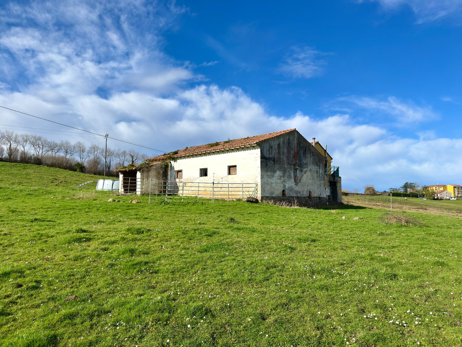 CASA, CUADRA Y TERRENO EN COMILLAS. - foto 4