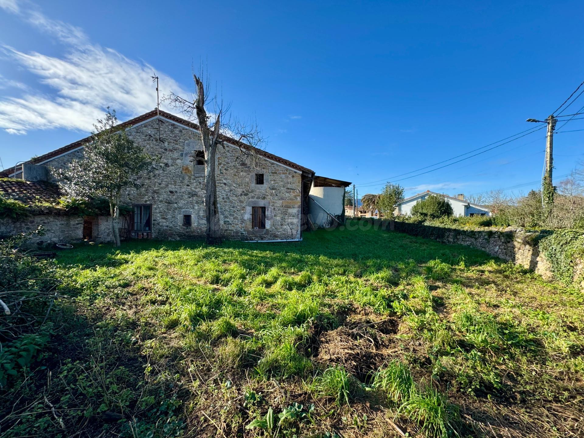 ANTIGUA CASA DE PIEDRA CON CORRALADA Y JARDIN