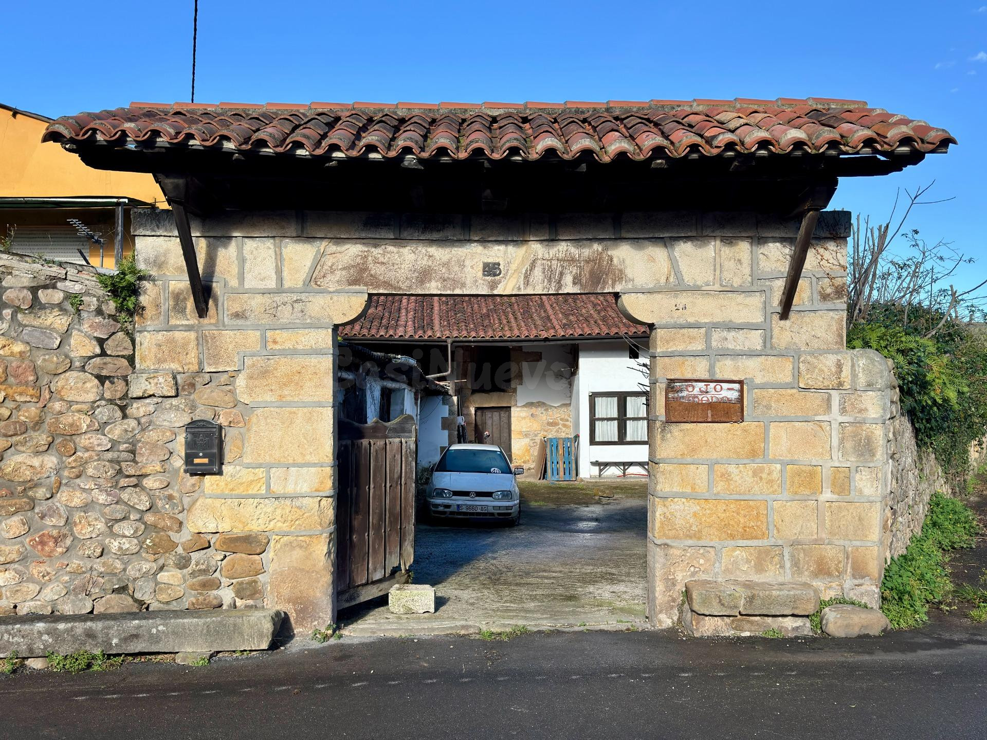 ANTIGUA CASA DE PIEDRA CON CORRALADA Y JARDIN - foto 2