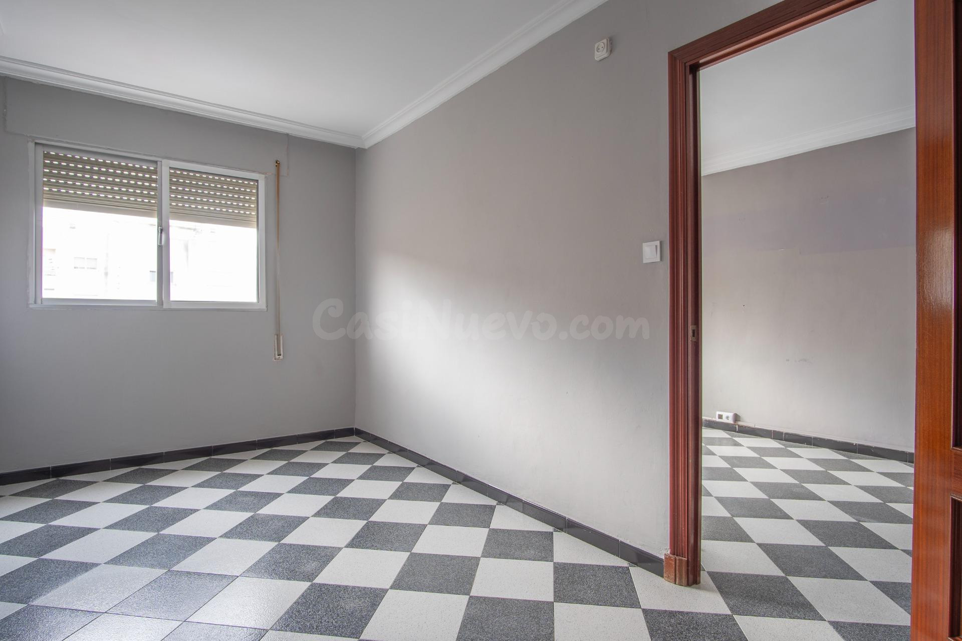 Vivienda luminosa con ascensor y muchas posibilidades. - foto 2