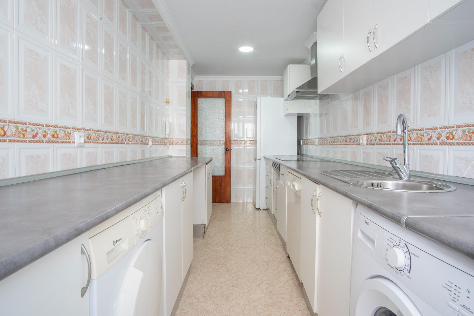 Amplitud y luz natural: Vivienda de 3 habitaciones en el centro de San Fernando