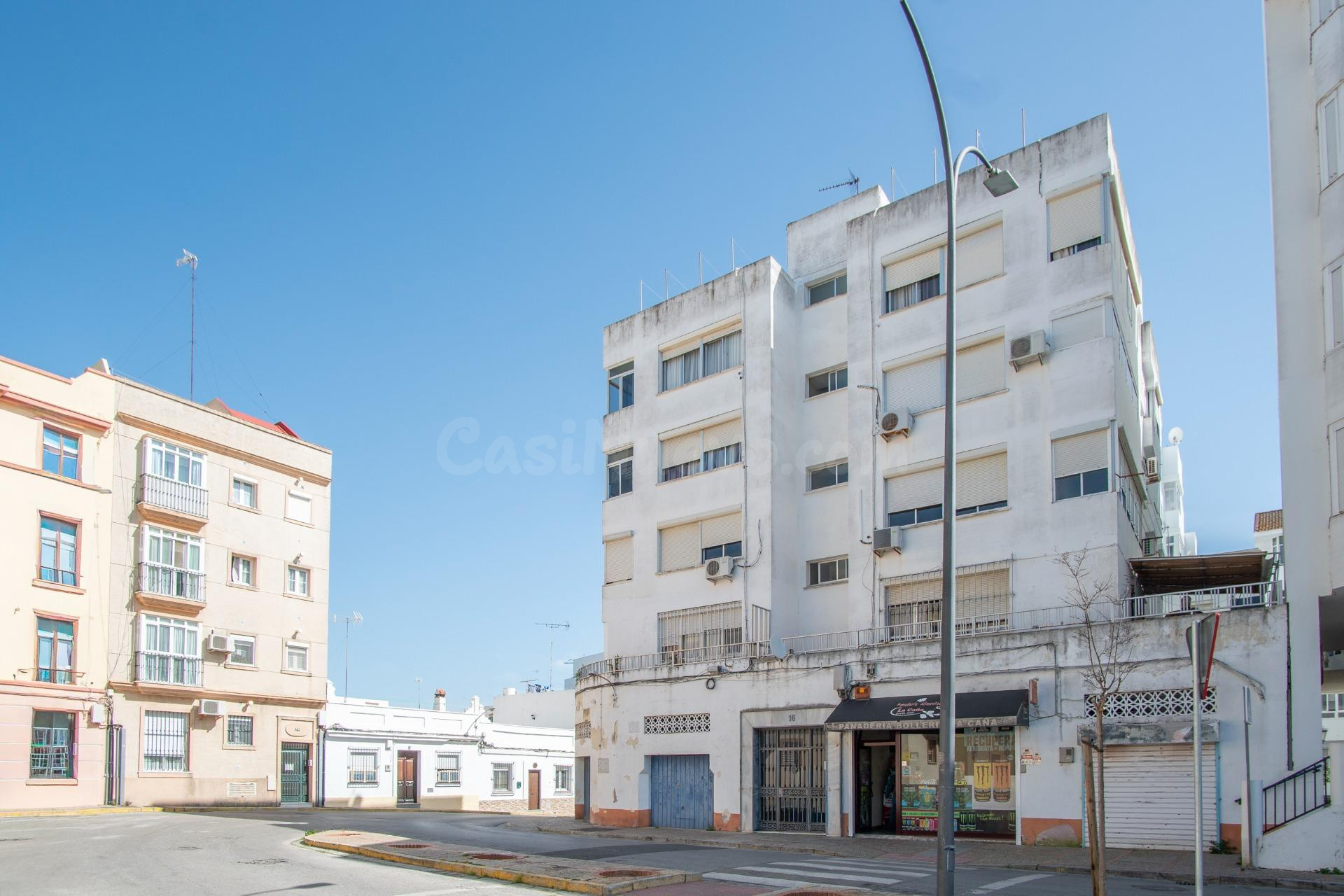 Amplitud y luz natural: Vivienda de 3 habitaciones en el centro de San Fernando - foto 4