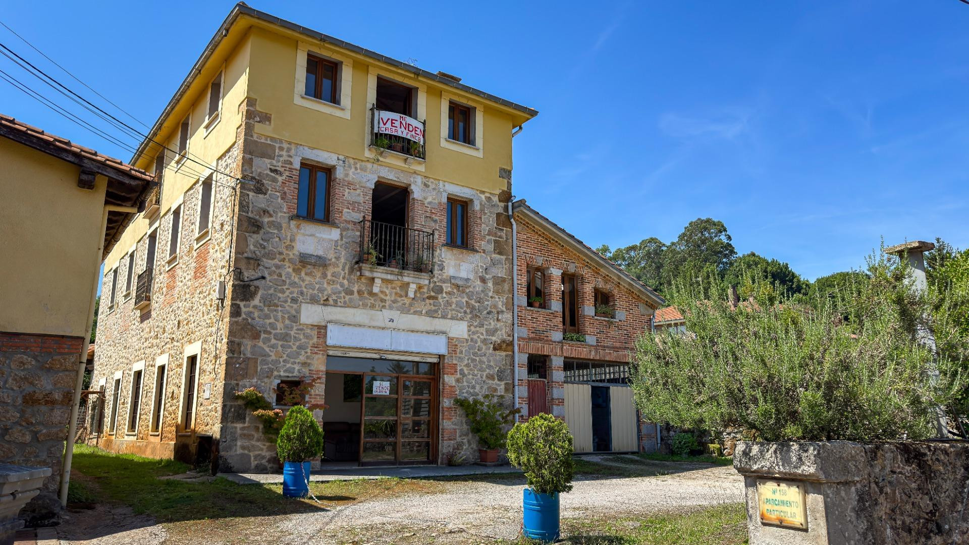 CASA CON BONITO TERRENO Y ZONA DE PARKING EN NOVALES