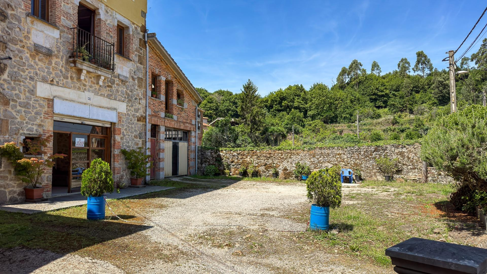 CASA CON BONITO TERRENO Y ZONA DE PARKING EN NOVALES - foto 2