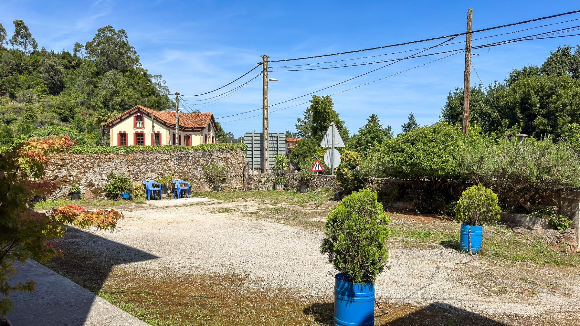 CASA CON BONITO TERRENO Y ZONA DE PARKING EN NOVALES - foto 3