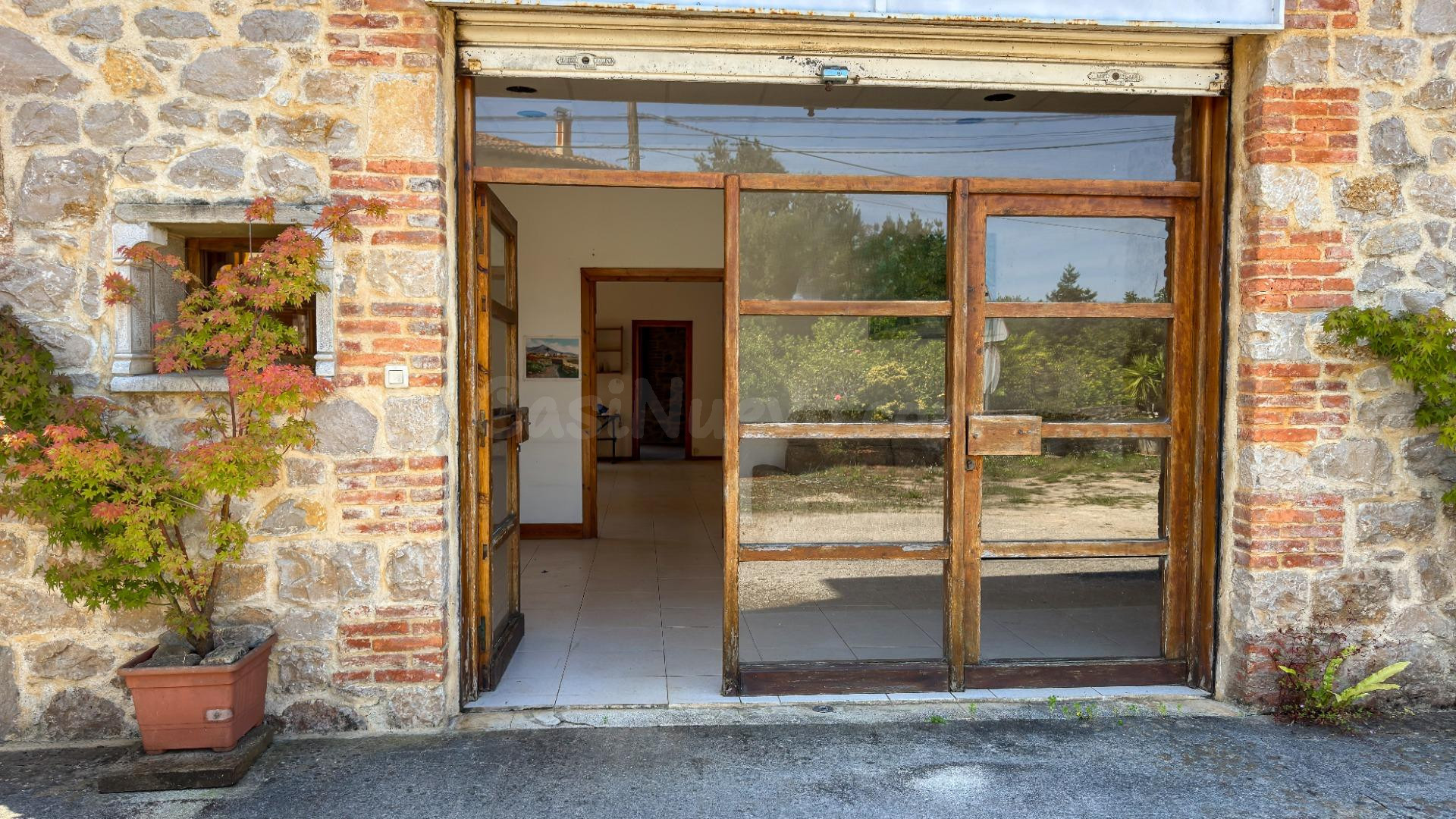 CASA CON BONITO TERRENO Y ZONA DE PARKING EN NOVALES - foto 4