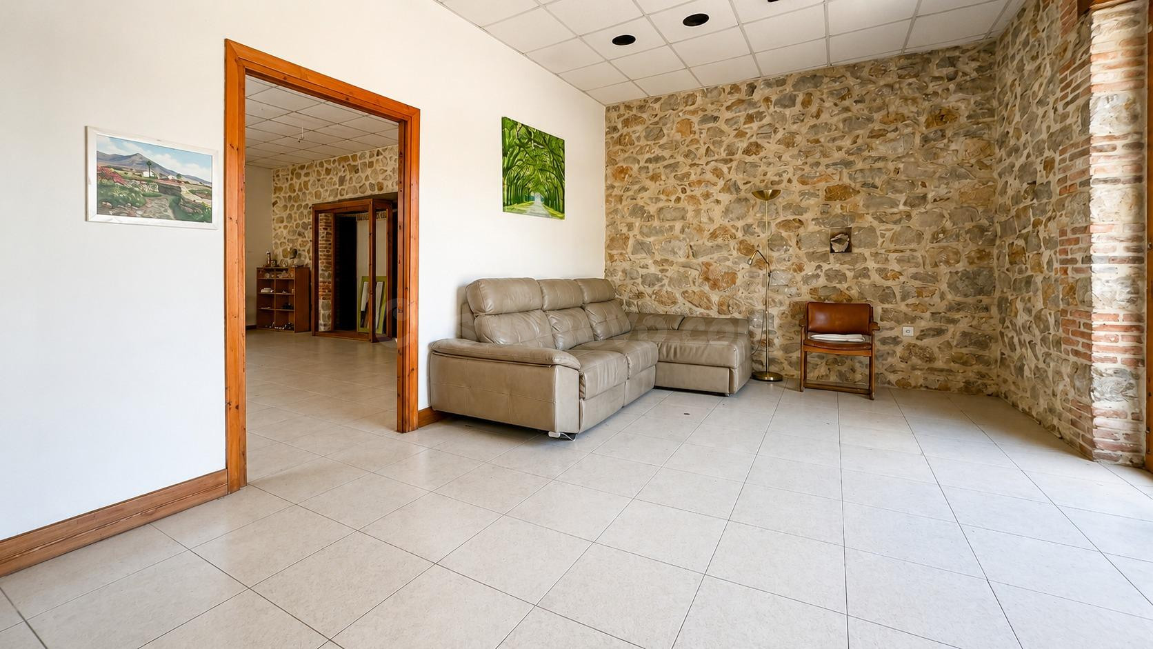 CASA CON BONITO TERRENO Y ZONA DE PARKING EN NOVALES - foto 5