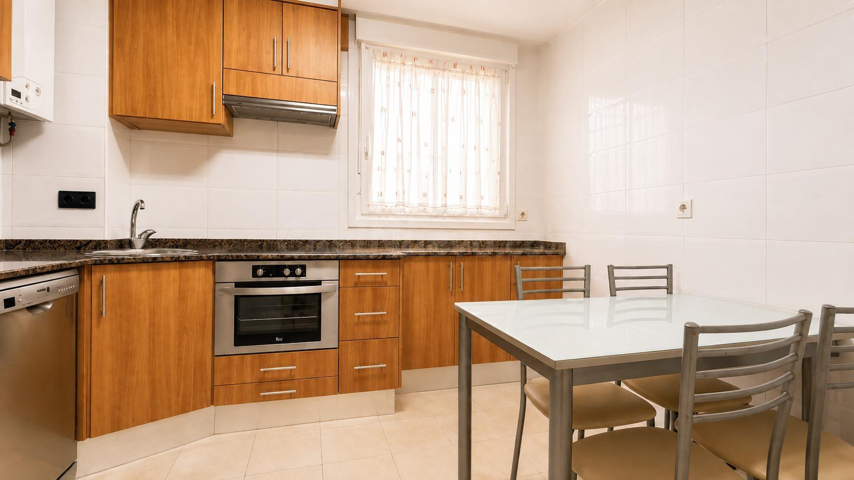 APARTAMENTO CON GARAJE Y TRASTERO EN COMILLAS - foto 5