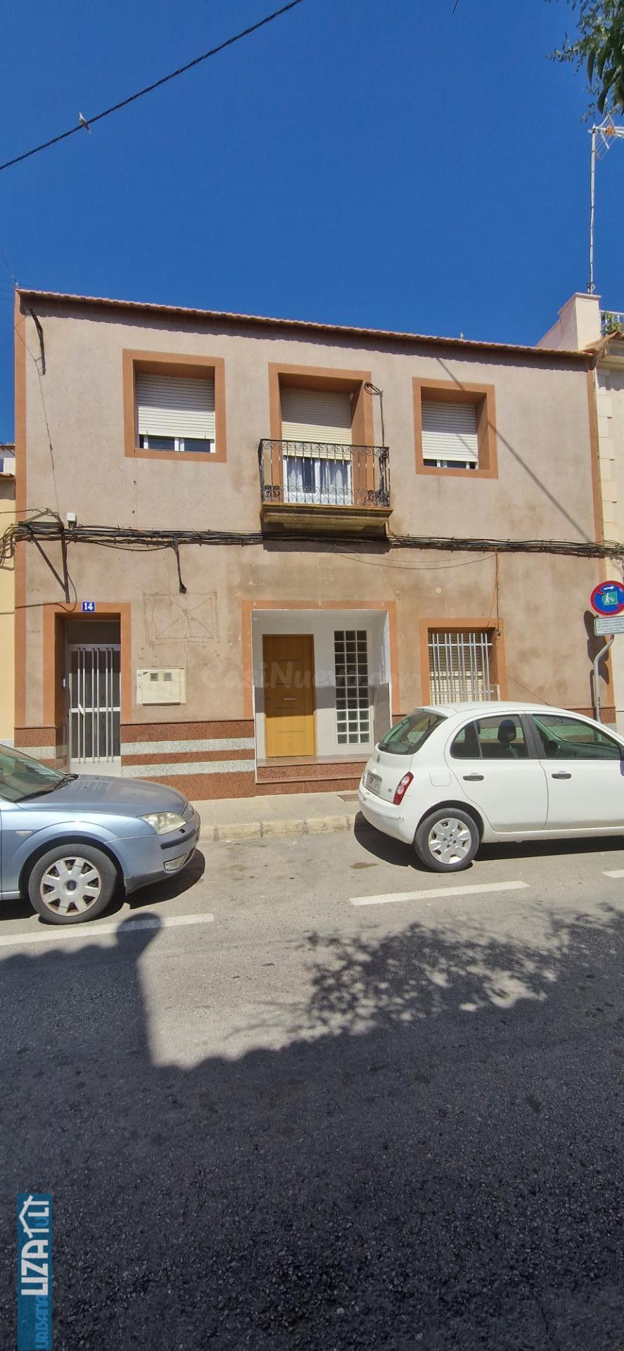 Casa en el Centro de Villafranqueza: Oportunidad Única