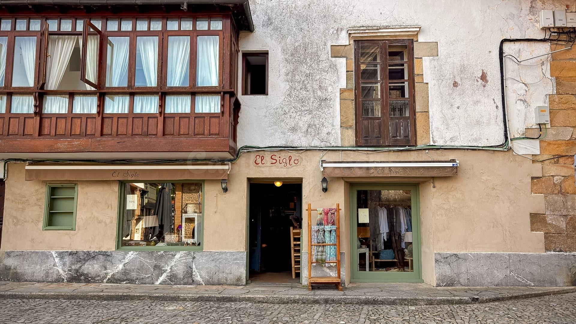 AMPLIO LOCAL COMERCIAL EN COMILLAS - PLAZA DE LA IGLESIA.