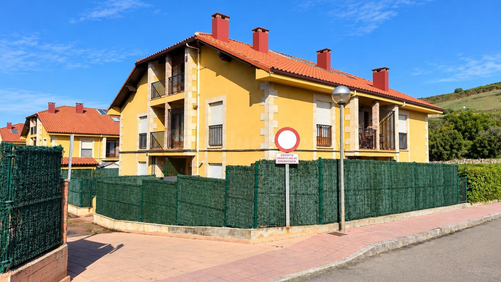 APARTAMENTO CON GARAJE Y TRASTERO JUNTO A COMILLAS - foto 2