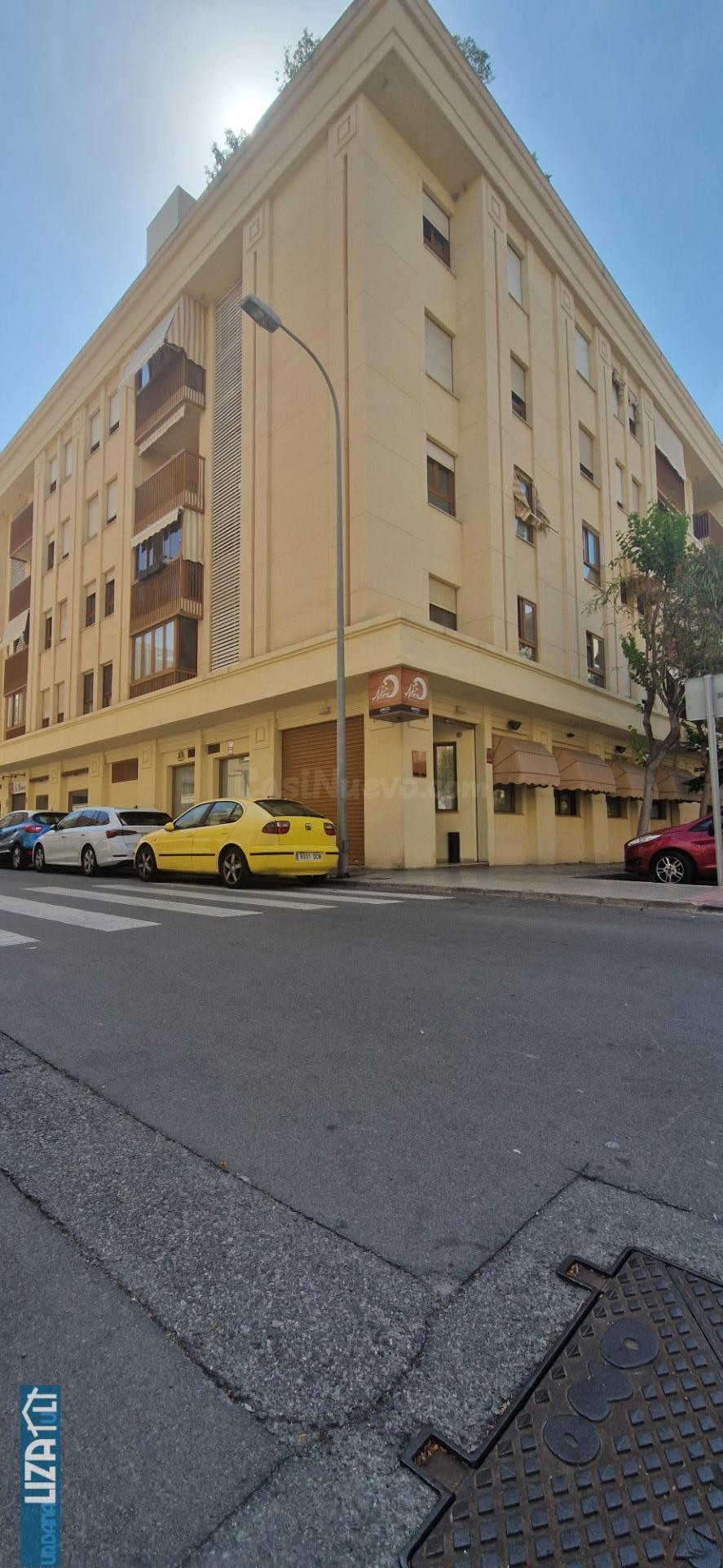 Oportunidad de Inversión: Local Comercial en Esquina a Pie d