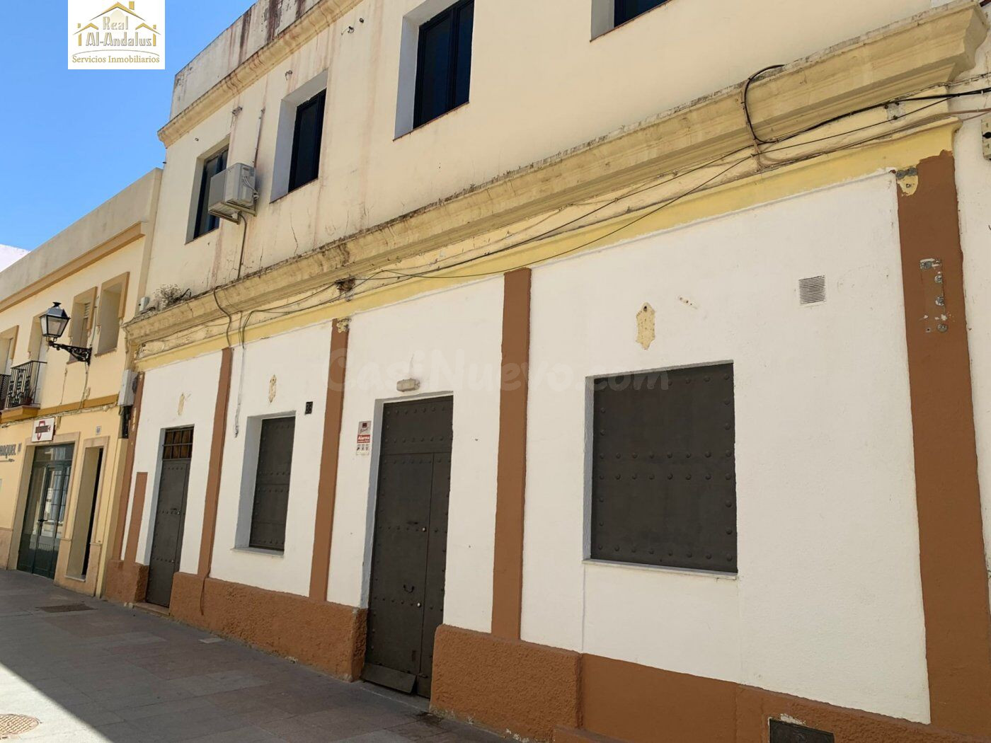 Se alquila local en el centro, calle peatonal.