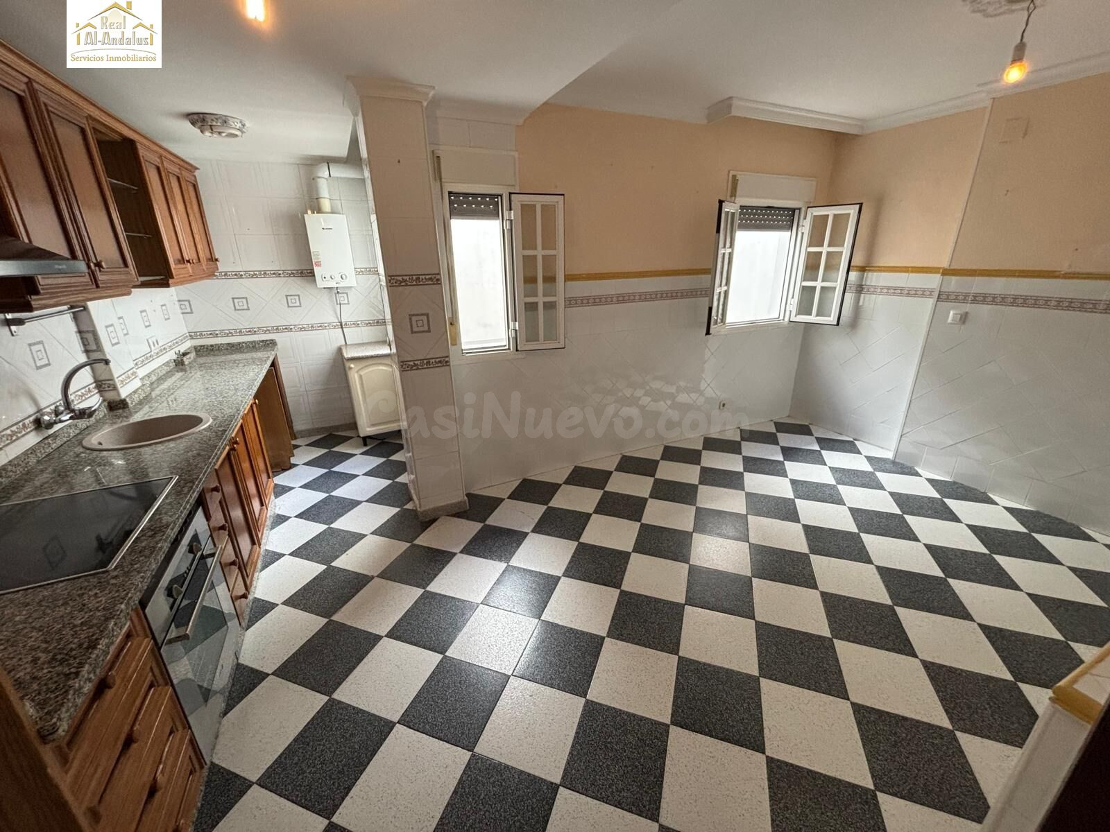 SE VENDE PISO CON ASCENSOR EN EL CENTRO DE PUERTO REAL - foto 2
