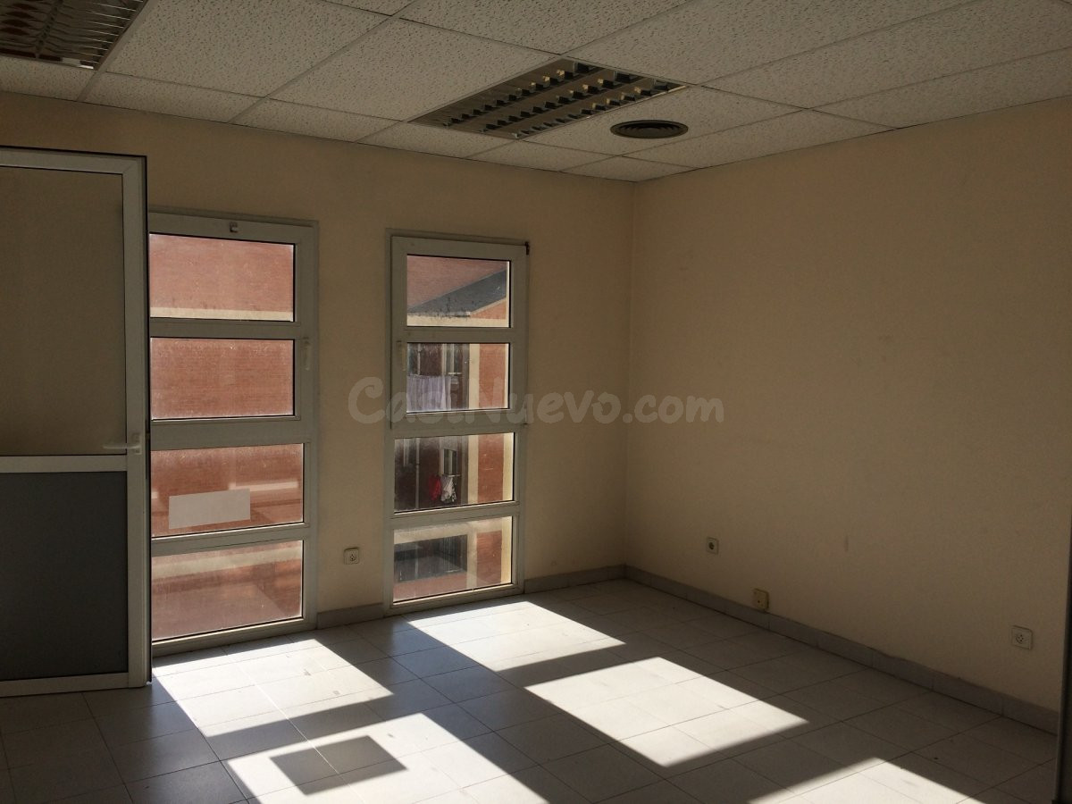 SE ALQUILA OFICINA EN EL CENTRO