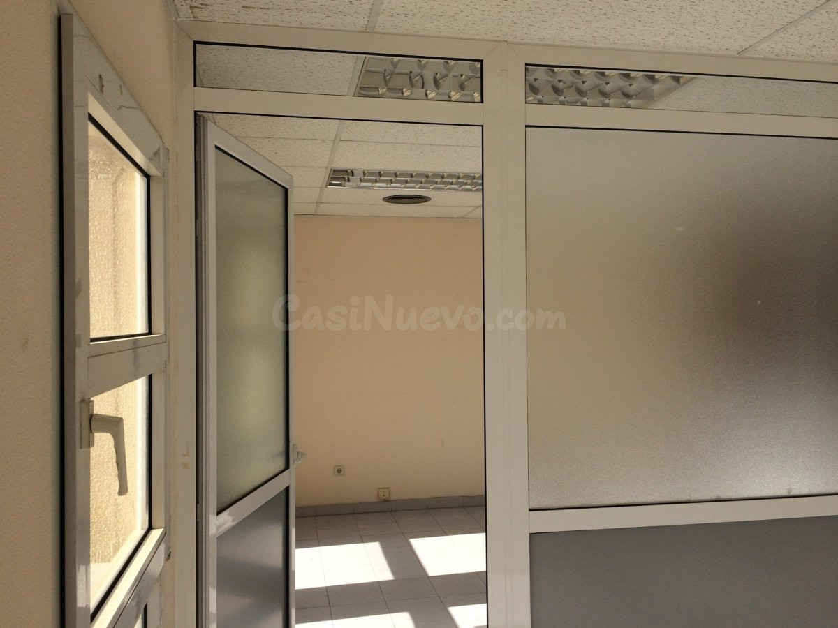 SE ALQUILA OFICINA EN EL CENTRO - foto 5