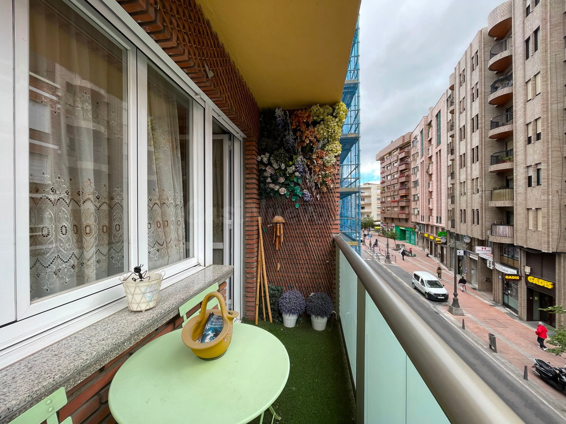 SE VENDE PISO SOLEADO CON TERRAZA EN ZONA ALTA