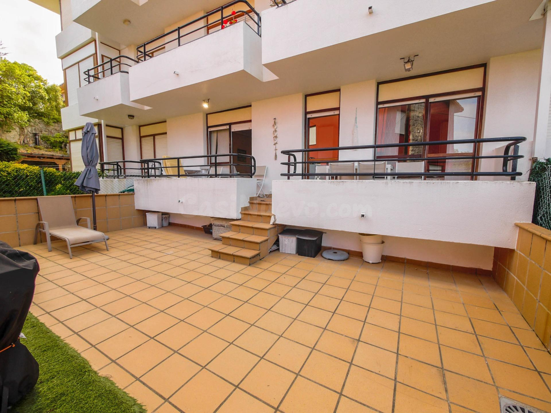 Apartamento con espectacular terraza de 56 m2 a pocos metros de la playa de Isla - foto 2
