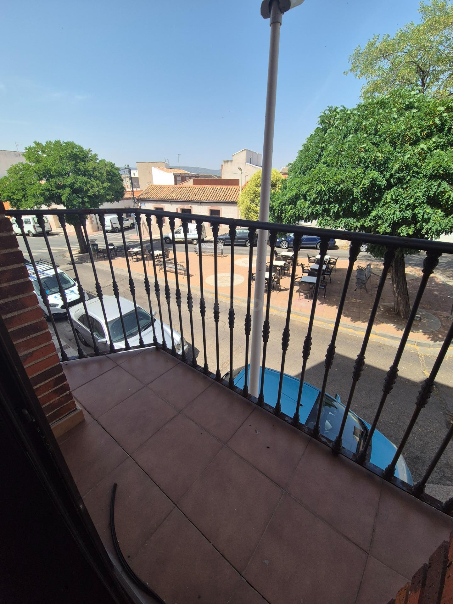 Edificio con 2 pisos y garaje - foto 2