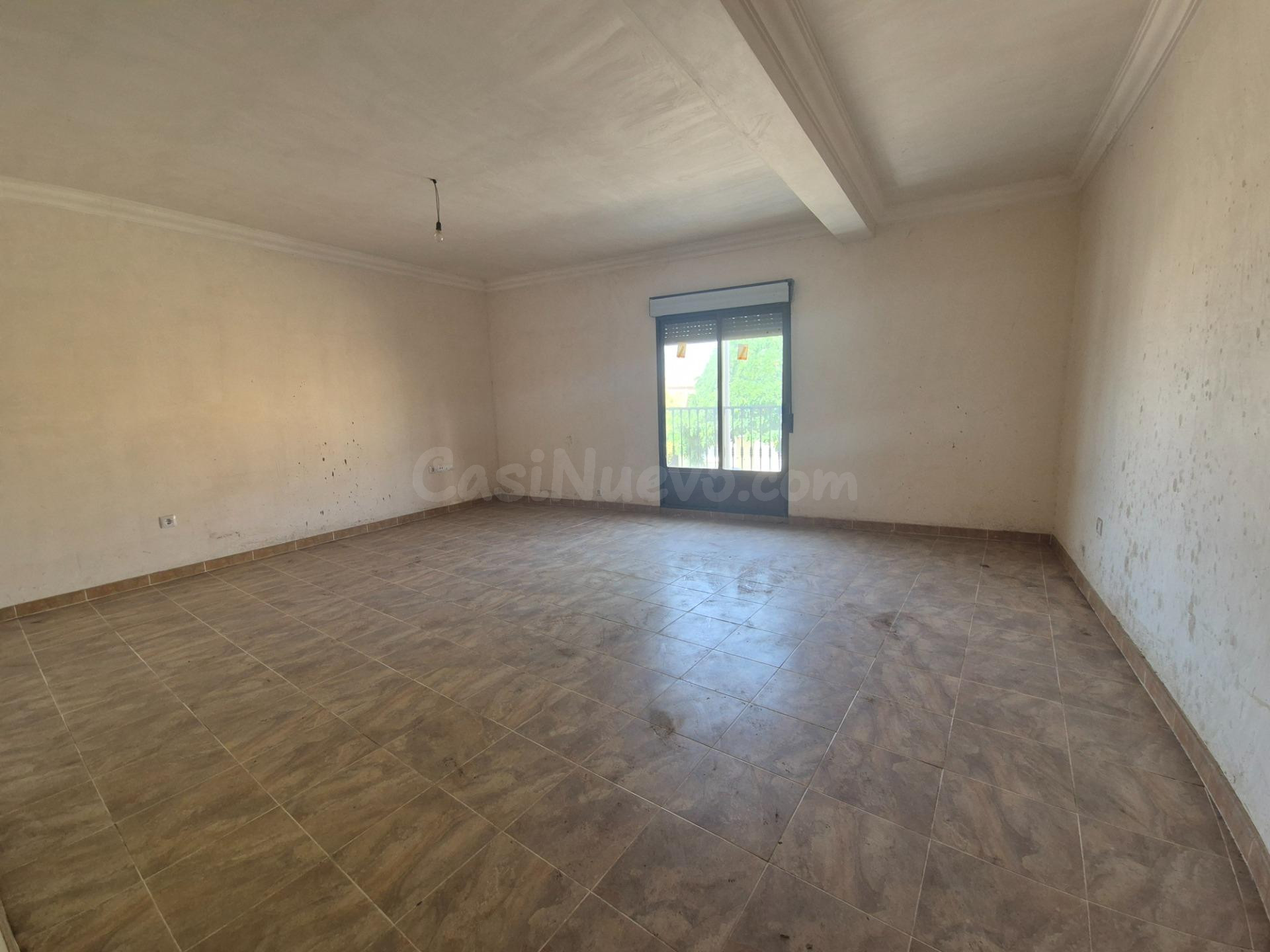 Edificio con 2 pisos y garaje - foto 5